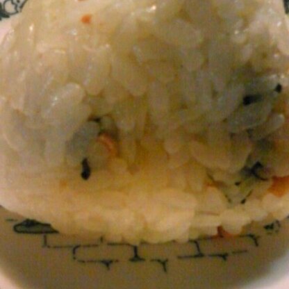 鮭茶漬けの素でおにぎりを作ってみました。あられが香ばしくて美味しい。ご馳走様でした♪